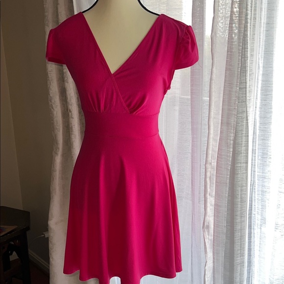 Dresses & Skirts - Elegant Pink V-Neck Dress